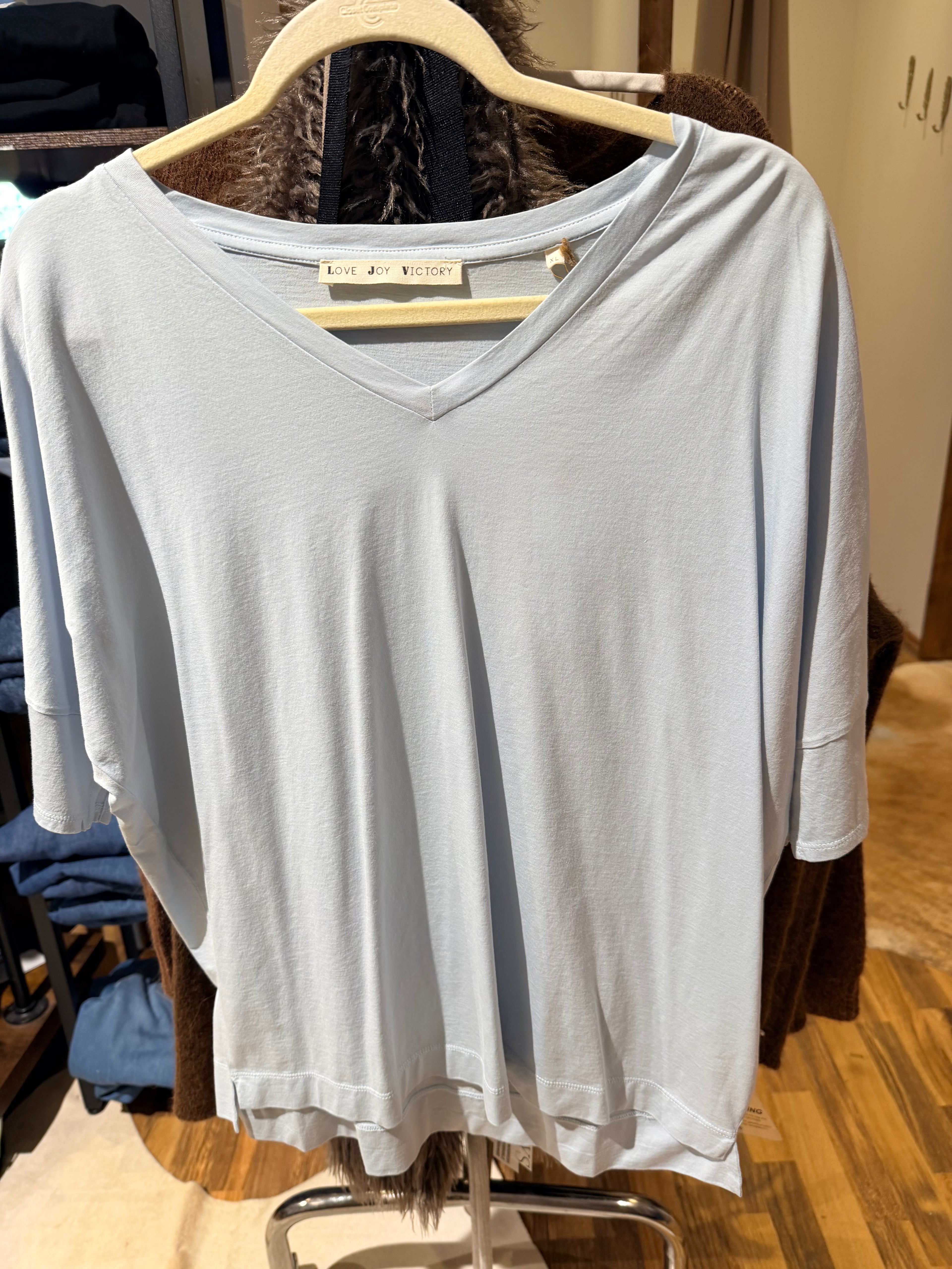 Love Joy Victory Dahlia T-Shirt in rosa oder hellblau