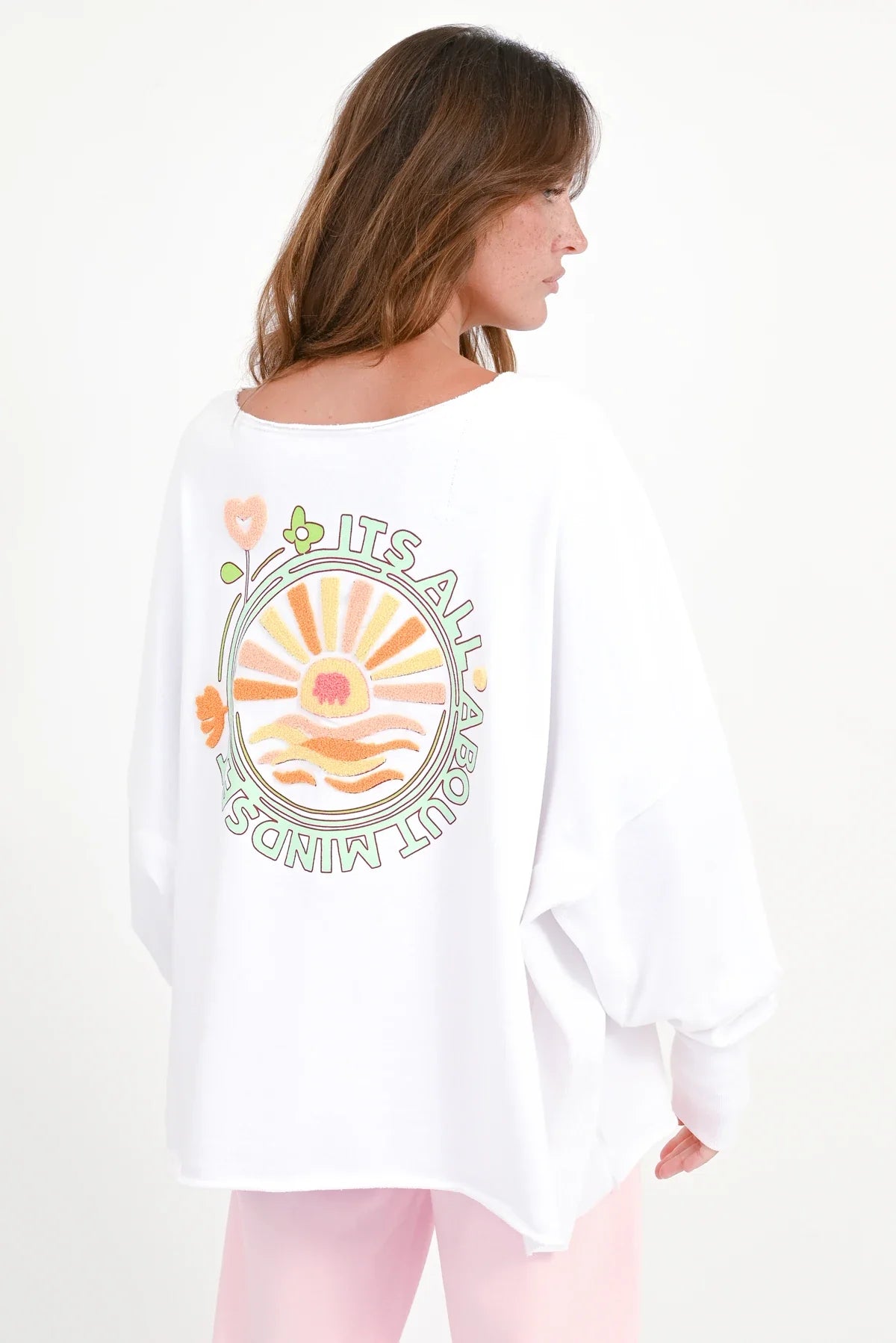 Love Joy Victory Sweatshirt Hilda weiß mit Rückenstickerei