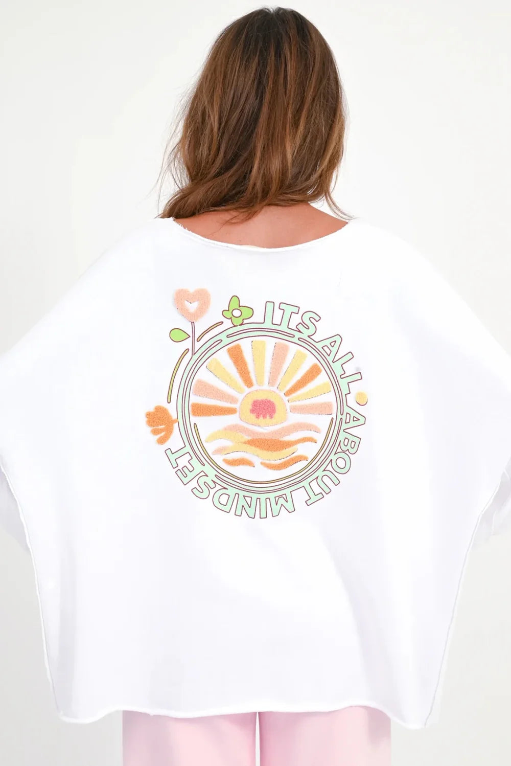 Love Joy Victory Sweatshirt Hilda weiß mit Rückenstickerei