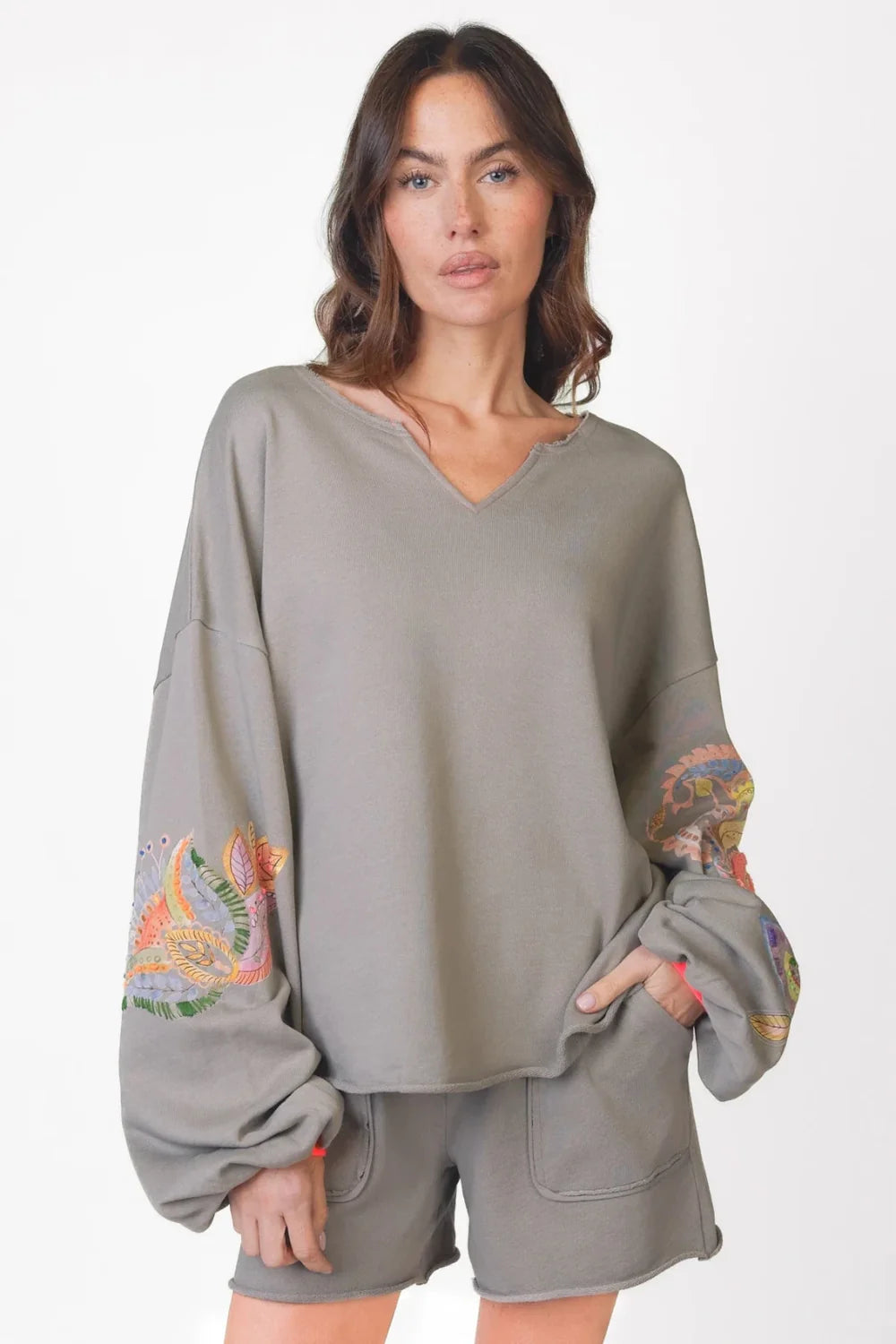 Love Joy Victory Sweatshirt Alamosa Grey Stone mit Stickerei
